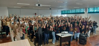Auditório com alunos visitantes