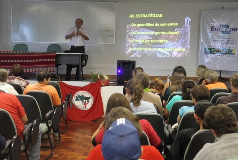 27082015_TROCA_DE_SEMENTAS_PROFESSOR_BENEDITO_127.jpg