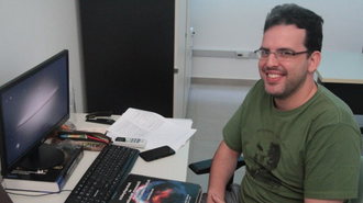 foto do professor em frente ao computador