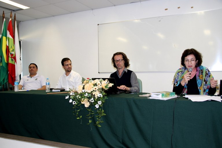 04-08-2016 - Mesa redonda.jpg