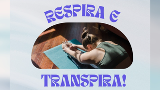 Imagem com fundo em tons de azul. No centro, uma foto de uma mulher branca se alongando sentada em um tapete, em um ambiente interno, levando as mãos até os pés. A imagem também tem o texto: "Respira e transpira"
