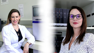 À esquerda, foto da professora Margarete, mulher branca, de cabelos loiros, está sorrindo e em frente a um balcão, no qual está um equipamento laboratorial. Ela veste jaleco branco. Ao centro, um degradê branco divide a imagem ao meio. À direita, a professora Samira, uma mulher branca, de cabelo castanho, está em frente a uma prateleira de livros, na biblioteca.
