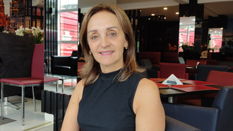 Foto da professora Lilian, uma mulher branca, loira, de olhos azuis