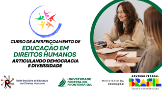 Imagem do cartaz do curso, com o texto "Curso de Aperfeiçoamento de Educação em Direitos Humanos: articulando democracia e diversidade". Do lado direito, uma foto de duas mulheres estudando em uma mesa. No primeiro plano está uma de costas, e no segundo plano, outra, sorridente, olhando para o lado oposto da câmera. Abaixo, as logomarcas da Rede Brasileira de Educação em Direitos Humanos, da UFFS, do Ministério da Educação e do Governo Federal.