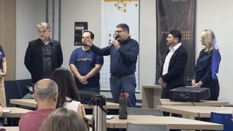 grupo de pessoas em pé
