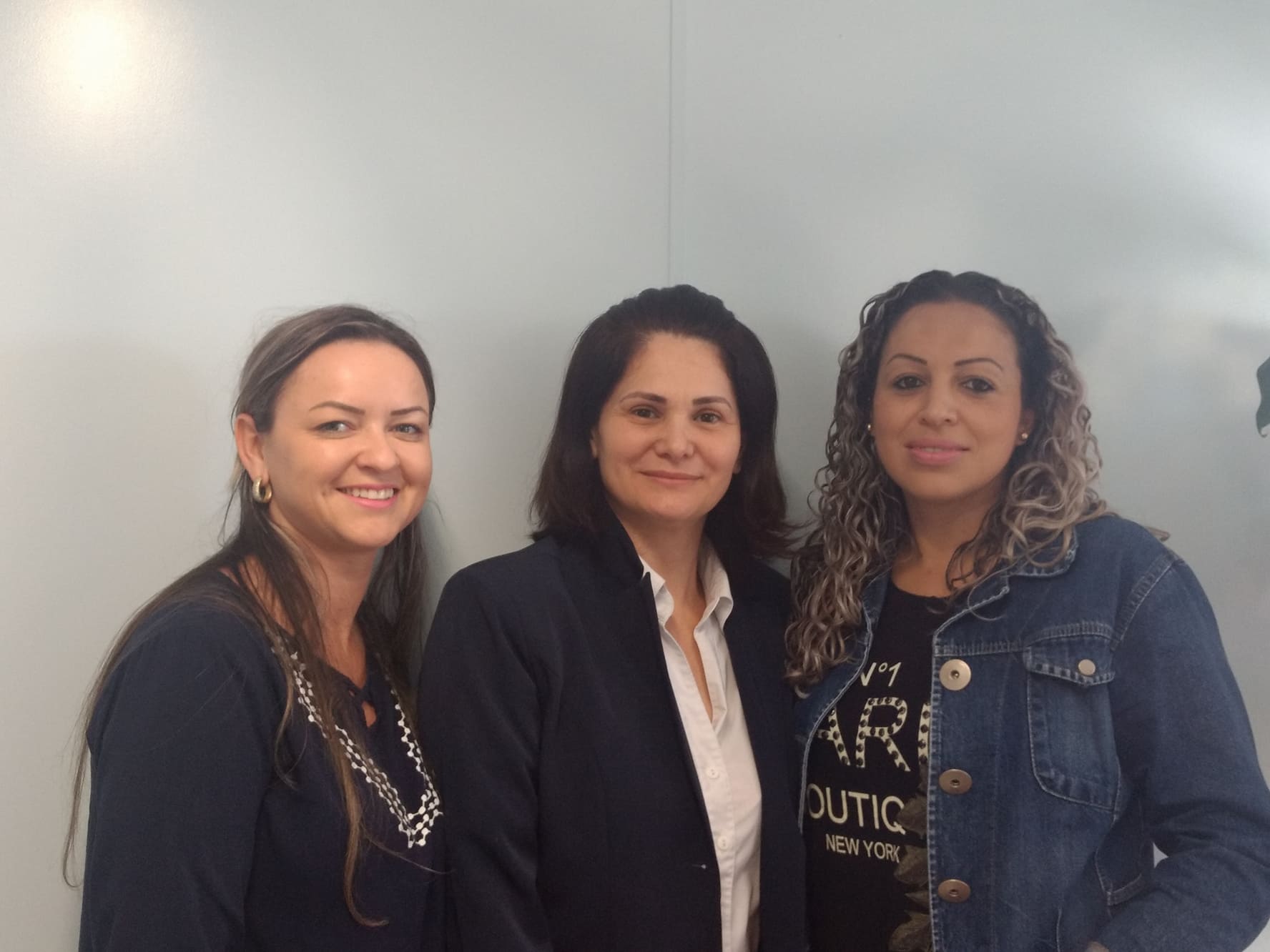 Foto boneco com a estudante Marceli, a Gerente de Enfermagem do HRO, Tânia, e a estudante Dulcimar