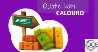 Imagem com fundo roxo, malas e uma plaquinha indicando a UFFS - Campus Chapecó. No lado superior direito, o texto "Adote um calouro" e no canto inferior direito, a marca do DCE