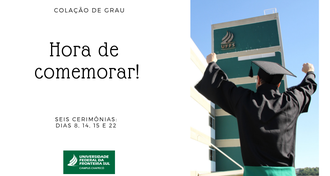 À esquerda, texto sobre as formaturas, com fundo branco, e à direira, foto de uma pessoa vestida de beca e com capelo, com os braços erguidos, comemorando, em frente a um prédio da UFFS