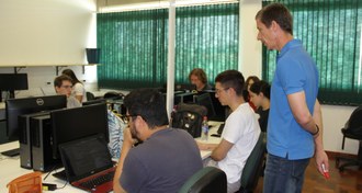 estudantes e professores em laboratório de informática