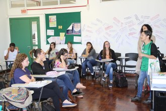 agente de combate a endemias conversa com estudantes em sala de aula