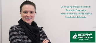 Professora está em pé, de frente para a câmera. Na imagem, do lado direito, há o nome do curso, e, abaixo, a marca da UFFS - Campus Chapecó