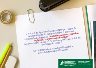 Imagem de um papel branco sobre uma mesa com alguns objetos de escritório (caneta marca texto, lápis, grampeador, borracha e fita adesiva). No papel, há um clipe grande no canto esquerdo superior e, escritas, informações sobre o evento