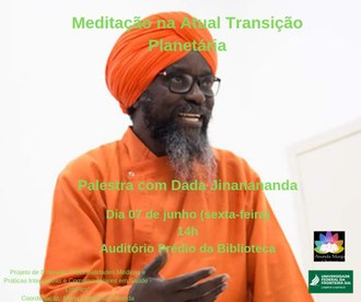 Dada Jananananda aparece em plano médio, falando. Há vários textos sobre a foto, sobre o evento