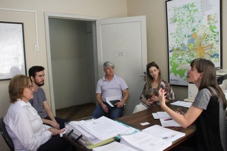 Quatro pessoas, sentadas, estão dispostas em forma de cícurlo conversando