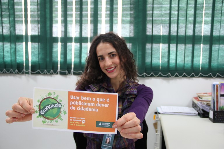 Daiane mostra um panfleto da campanha