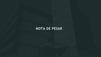 Imagem com fundo preto sob foto de prédios da UFFS. Em branco, no meio da imagem, o texto "Nota de Pesar"