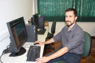 professores sentado na frente de um computador