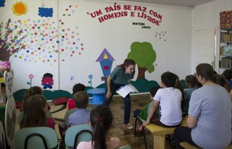 estudante interpretando uma história