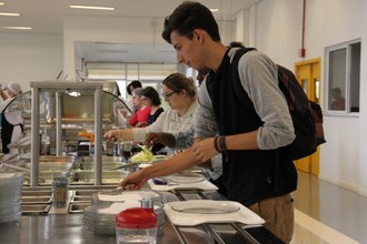 estudantes se servindo no buffet do restaurante universitário
