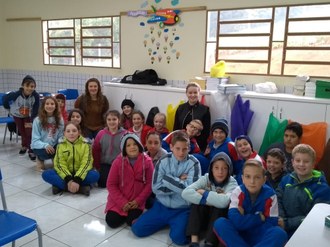 Acadêmicas da UFFS com crianças participantes do projeto