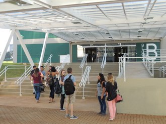 Detalhe da entrada do Bloco B com alguns alunos na frente