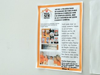 Foto de um cartaz colado na parede, com informações sobre locais de coleta da campanha