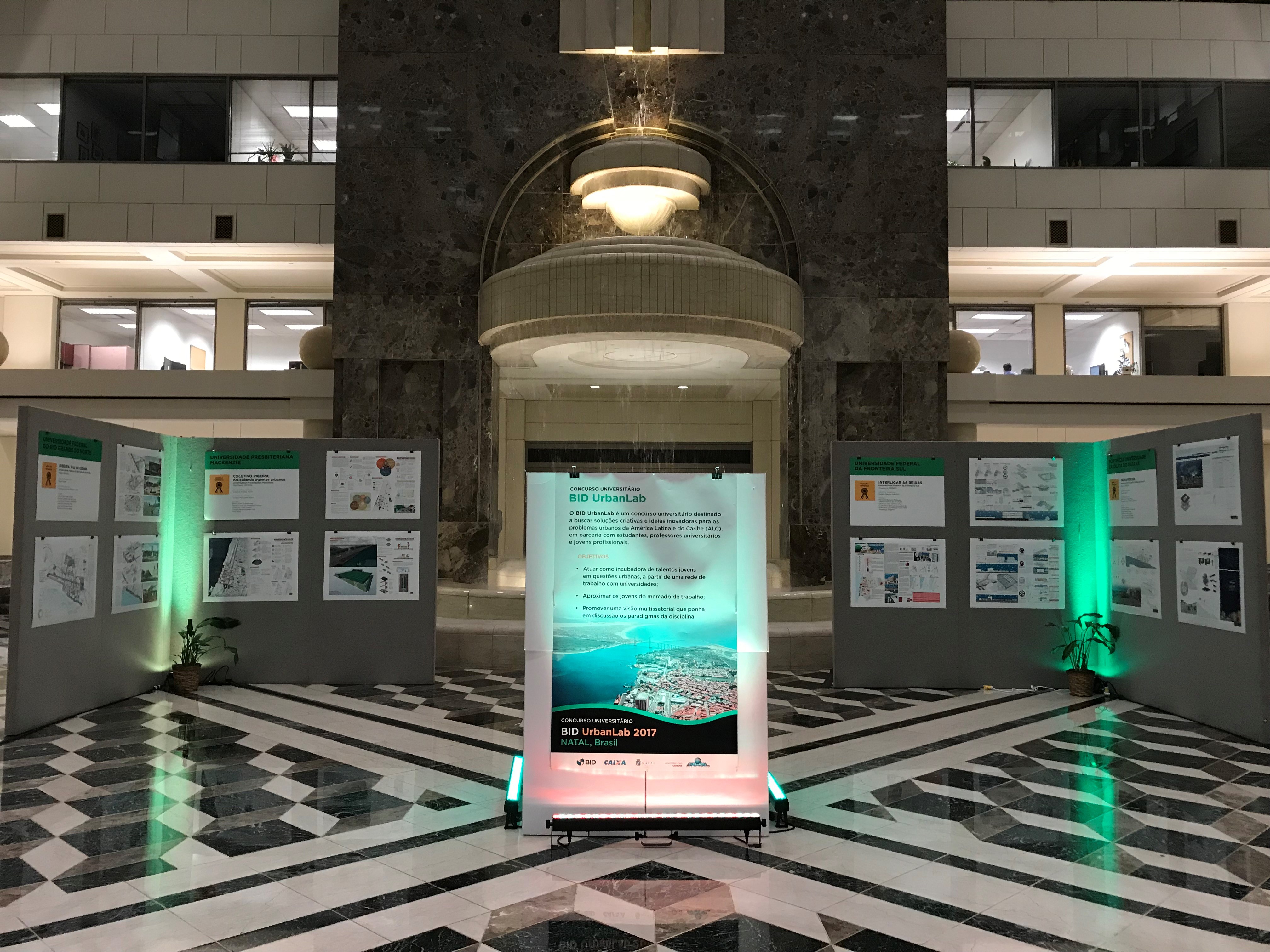 Foto da exposição no BID, com banners dos projetos em um saguão