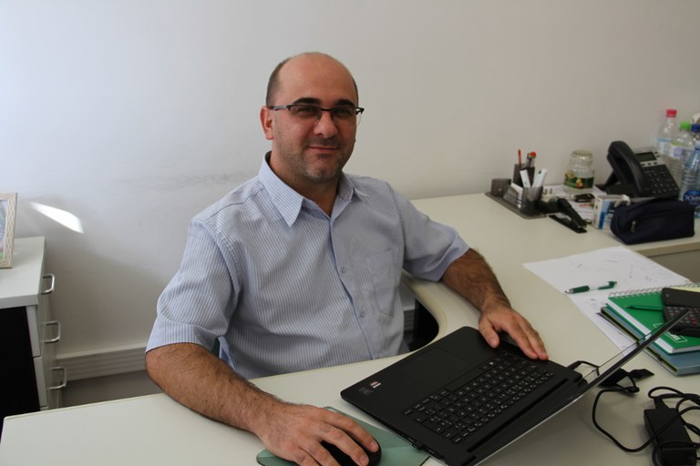Foto do professor Leandro Galon dando entrevista
