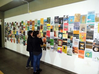 Painel com as capas dos livros chamou a atenção dos visitantes