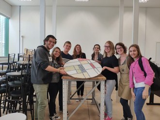 Alunos trabalhando na confecção do mosaico