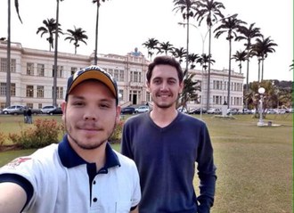 Edison e Renan em frente ao Edifício Arthur da Silva Bernardes  da UFV