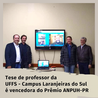 Na foto, da esquerda da direita: professores Marcos Nestor Stein, Marcio Antônio Both (orientador), Fábio Pontarolo e professor Paulo José Koling. Na tela da vídeo conferência a professora Márcia Motta (UFF) e o professor Paulo Pinheiro Machado (UFSC).