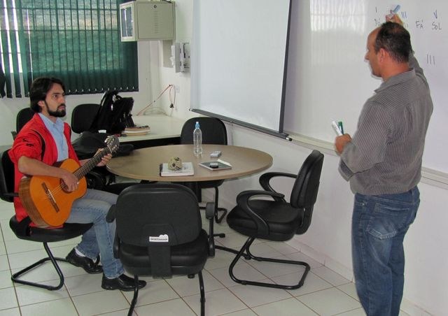 05-04-2013 - Aulas de violão.jpg