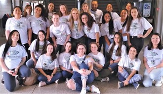 Grupo de estudantes e professores posa para a foto.