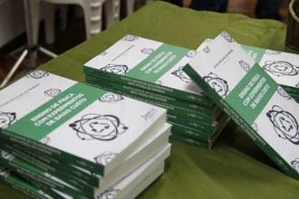 Pilha de livros expostos em cima de mesa.
