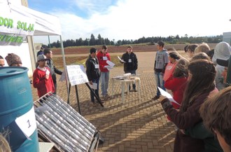Fotografia da I edição do Worksho Verde mostra a apresentação aquecedor solar sustentável.