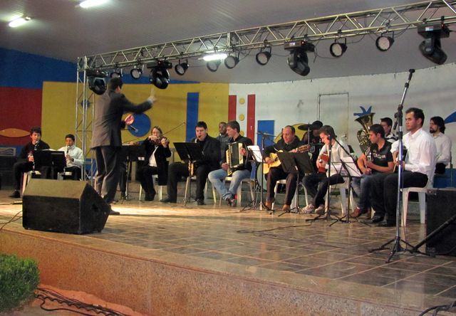 14-08-2013 - Povo na praça.jpg