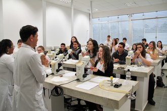Foto de estudantes e professores durante o evento UFFS de Portas Abertas.