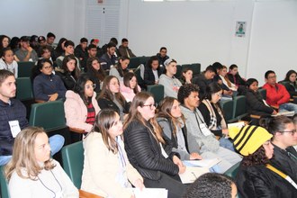 Estudantes lotam o auditório do Bloco Docente Administrativo para acompanhar palestra.