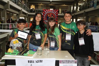 Foto de estudantes durante a V Feira de Ciências da Cantu na UFFS.