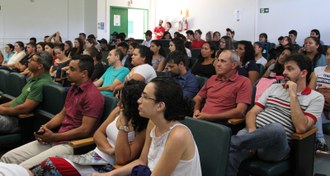 Público permanece sentado nas cadeiras do auditório e prestigia a cerimônia.