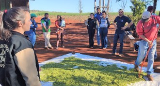 Estudantes e agricultores interagem durante a realização de oficinas sobre sistemas de criação e cultivo de base ecológica.