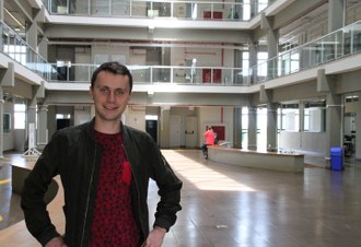 Na imagem o estudante Henning Dicks posa para foto no Hall do Bloco A do Campus Laranjeiras do Sul