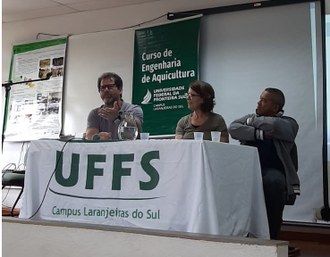 Foto com professossores durante palestra.
