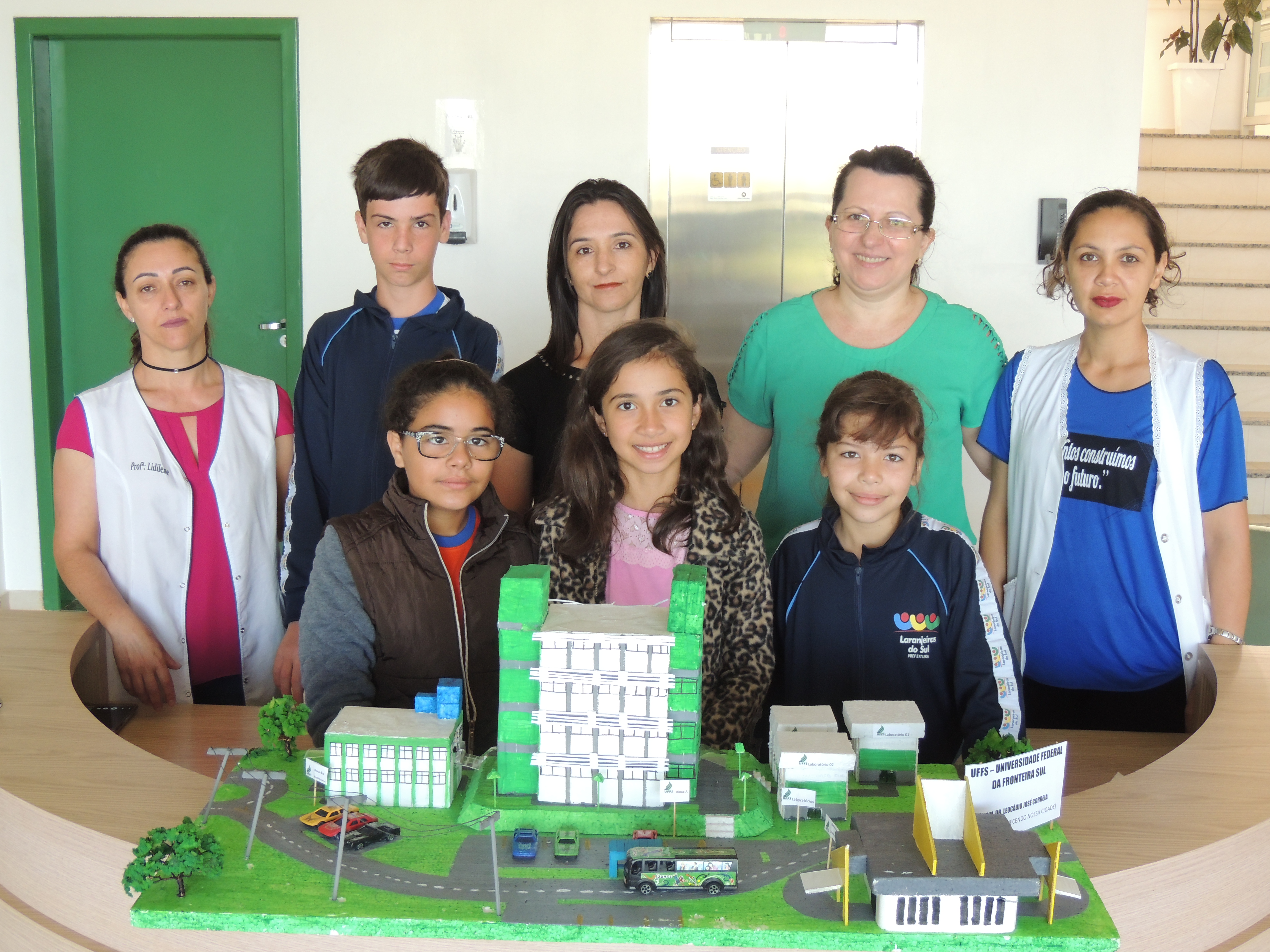 Alunos e professoras em frente à maquete do Campus Laranjeiras do Sul.