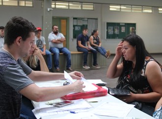 Conferência de documentos de estudante que é atendida durante efetivação de matrícula.