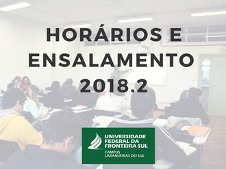 Ao fundo, a imagem de uma sala de aula onde os alunos estão sentados em carteiras enfileiradas e o professor que está à frente, apontando para o quadro. No centro da imagem as palavras "Horários e ensalamento 2018.2".