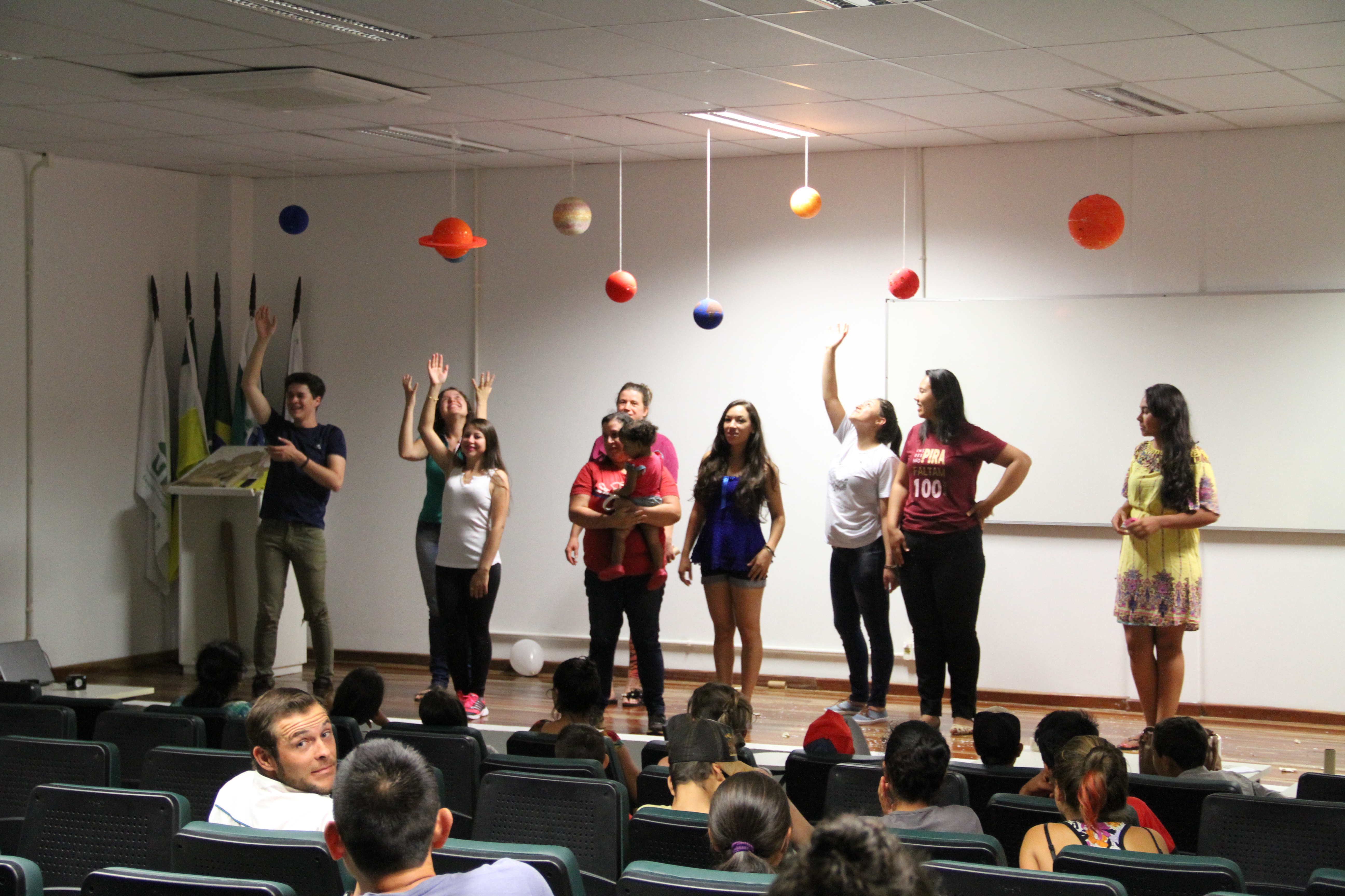 Alunos em apresentação teatral sobre o sistema solar