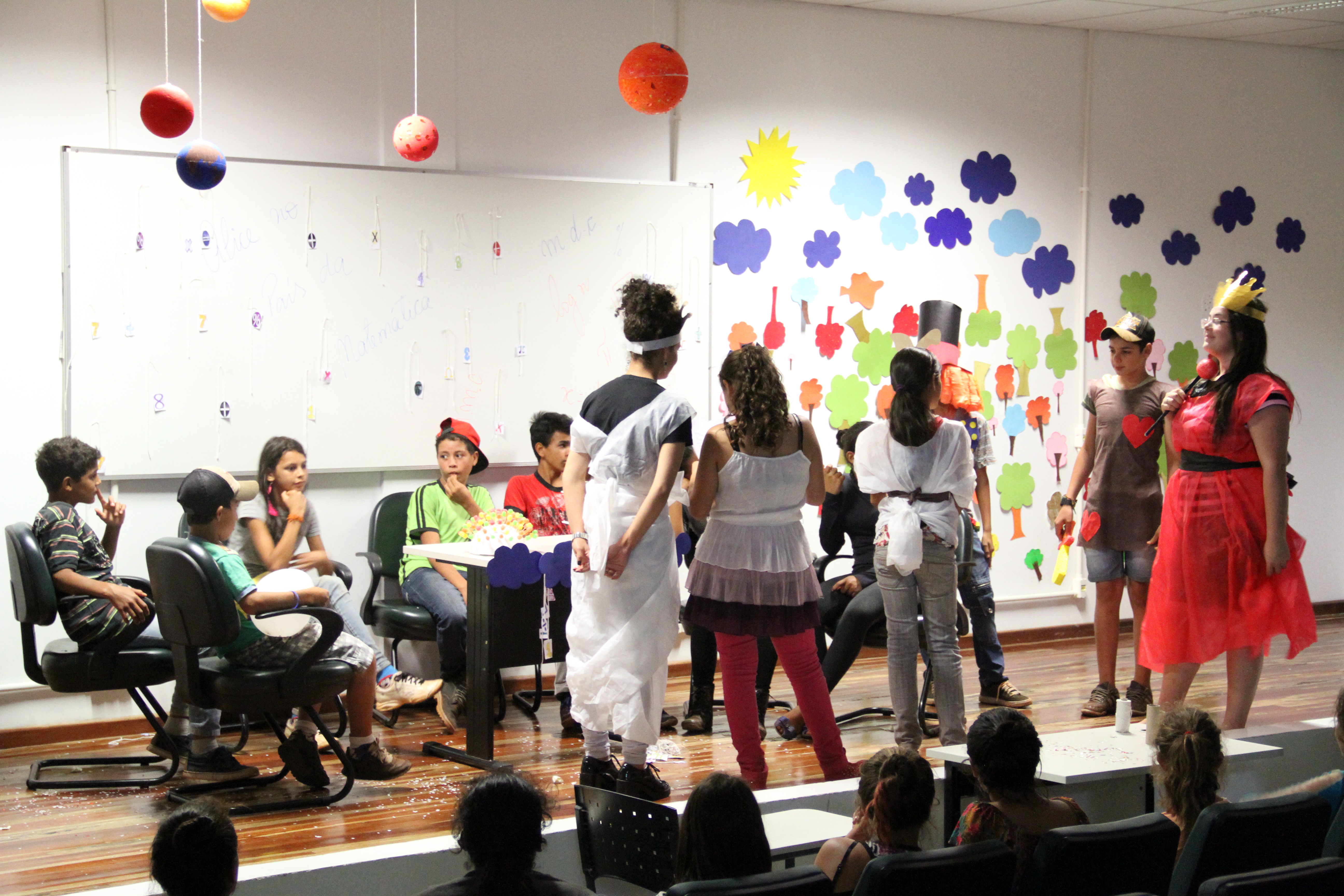 Alunos em apresentação teatral contando sobre a história da matemática