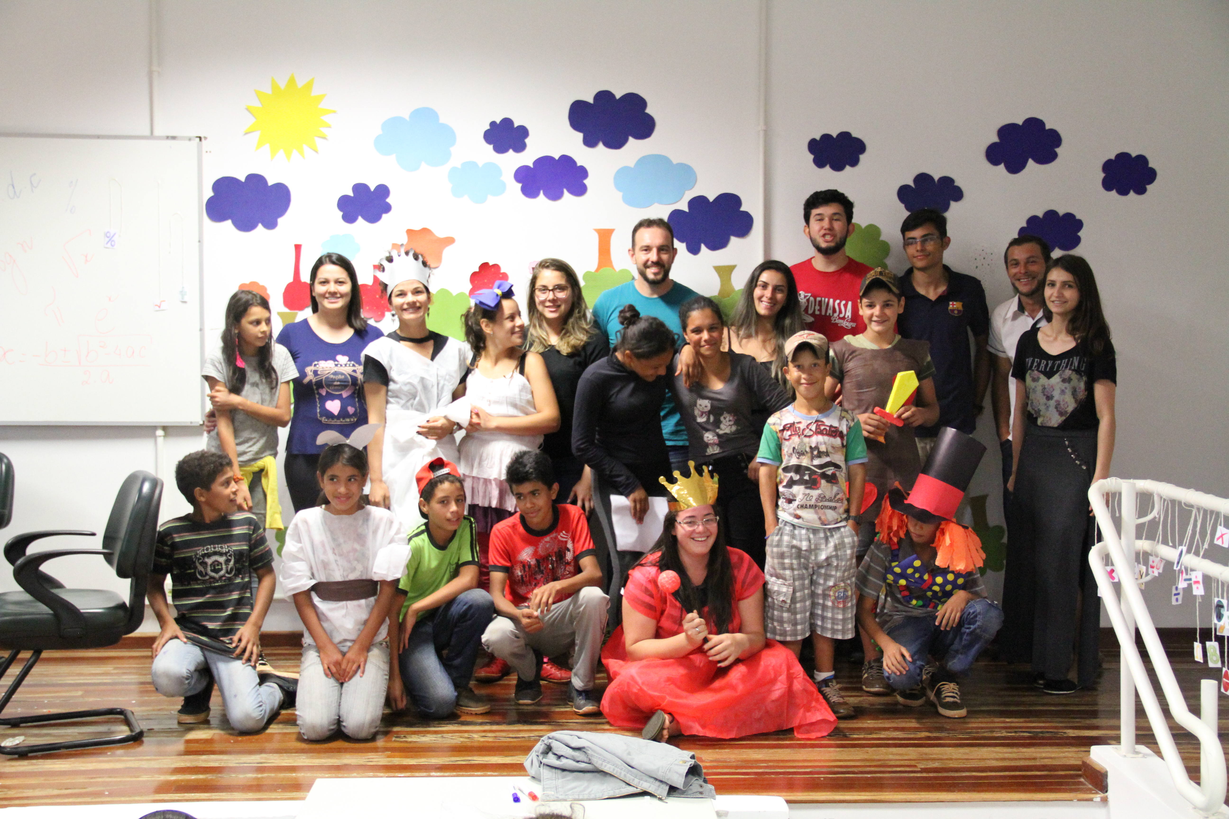 Fotos com os integrantes da peça Alice no País da Matemática